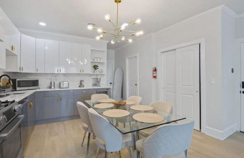 Elegant 2BR-2BA Spacious Escape with Rooftop Near NYC - Foto 12