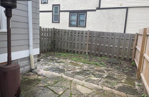 Spacious Home in DT Libertyville Near Naval Base - Foto 31