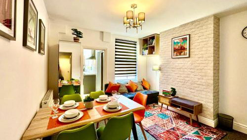 Radford House Spacious Stay for 8 Work Trips or Breaks - Photo 2