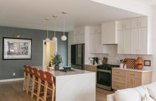 Downtown Indy, Rooftop Deck with Hot Tub, Gym, Bikes, Tesla Charger - Photo 7