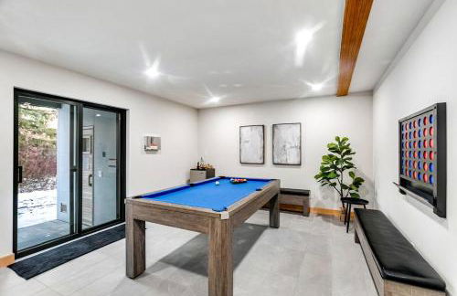 LUXE Hyak Retreat with Sauna, Hot Tub, Game Room, 6BR - Foto 17