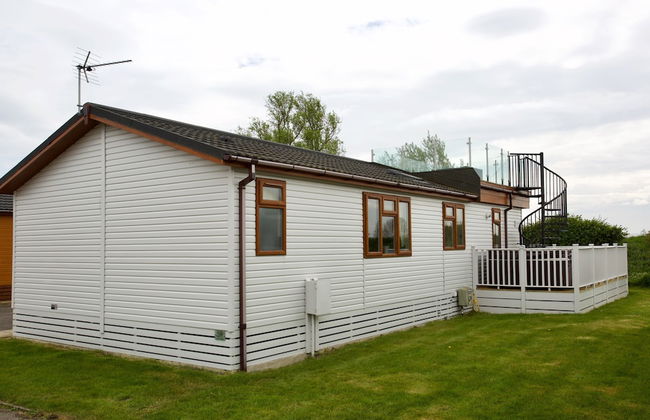 Beautiful 2-bed Lodge With hot tub and Saunain Ely - Foto 1