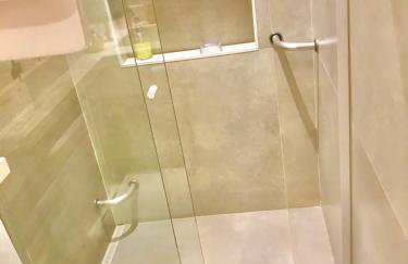 Casa d'Aroeira Residencial Boutique - Centro de Juqueí - Perto de Tudo - 2 quadras do Mar - Serviço de Praia - Roupa de Cama 600 fios algodão Egípcio - Tudo Novo - Estacionamento Interno - Cozinha - Consulte unidades com Ofurô Hidro e Cromoterapia - Foto 27