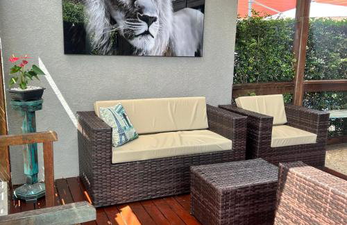 Chalé com PISCINA Privativa, com 2 QUARTOS, ESTACIONAMENTO em Condomínio com PORTARIA 24h, Sauna, Quadras, 3 PISCINAS no condomínio, Pesca e Parquinho Infantil - SmarTV na sala de estar, TV na área CHURRASQUEIRA, Wi-Fi e Cozinha Completa - Foto 9