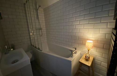 The Old Gallery - Charming Coastal Escape For Two - Photo 7