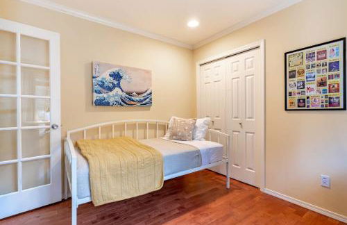 Spacious & Serene 6-Br Family Retreat in Kirkland - Photo 20