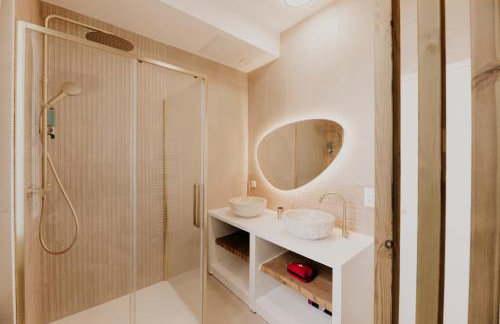 Spacious 5-Bedroom Home with Terrace, Air Conditioning and Parking - Photo 9