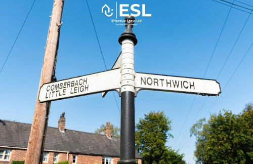 Charming Cottage 3-Bedrooms Sleeps 8 & Hot Tub - Photo 19