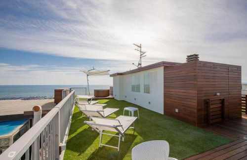 Beachfront Penthouse with private parking - Foto 15