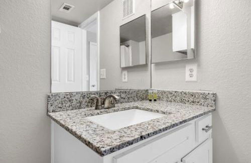 2BR Spacious Getaway Near Dwntown, Pool, UT Austin - Foto 7