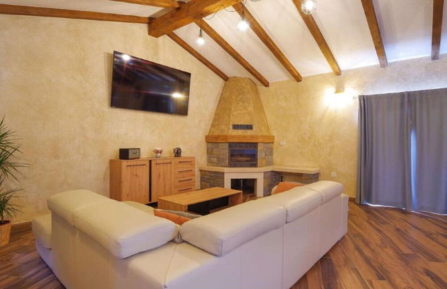 Modern Villa With Swimming Pool and Garden - Photo 10