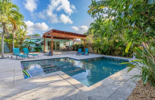 Fun Family-Friendly Poolside Escape Near Beach - Foto 30