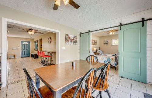 Fire Pit! Family Getaway, 6 Mi to Beach Access - Foto 3