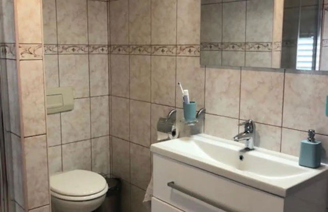 Coastal Charm in Kaštel Kambelovac With Terrace & Sea Views - Foto 12