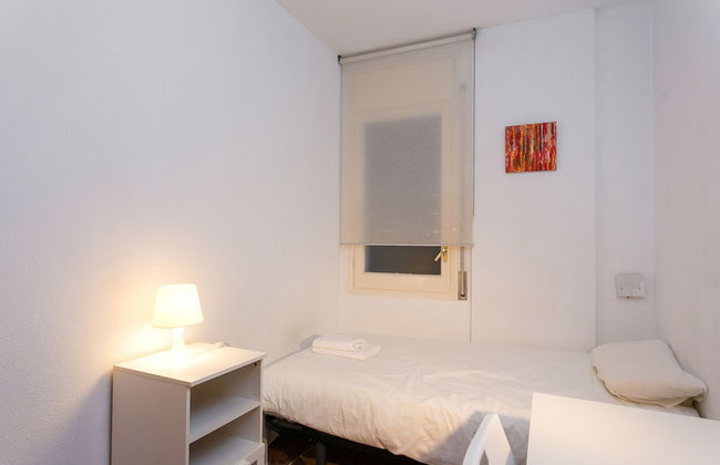 Spacious & Quiet 4 Bedroom Apartment - Photo 7