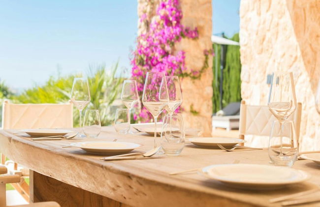 Stunning Villa With Modern Appliances - Photo 34