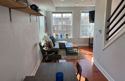 Sun-filled Capitol Hill home w/ parking & roofdeck - Photo 5