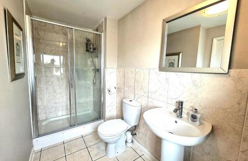 Spacious 4 Bed Family Home with Private Garden & Free Parking - Hamilton - Foto 7