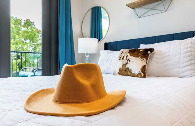 Lindsley by Avantstay Balcony + Modern Design A+ Downtown Location - Photo 16