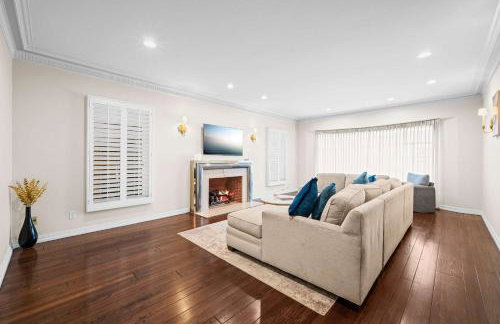 Spacious 5BR LA Villa with Pool Spa & Game Room - Foto 8