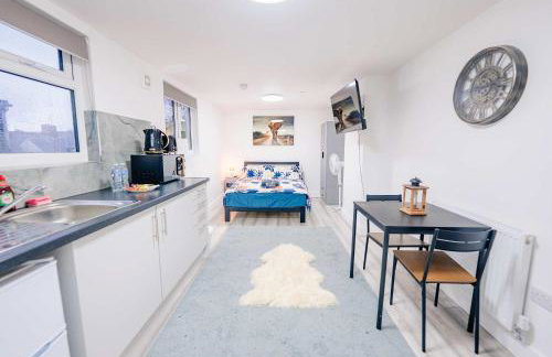 Free Hot Tub - Beautiful Studio with Fast WiFi - Photo 6