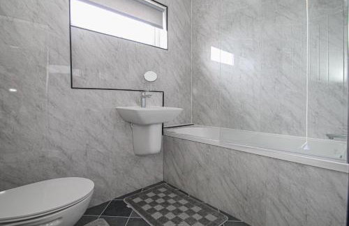 Serviced Apartment in Lanarkshire Close to M8 M74 with Free Parking - Long Stays Available - Foto 5