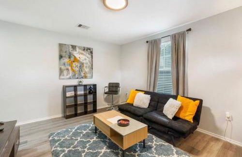 Cozy Two Bedroom Home Minutes from Downtown! - Foto 1