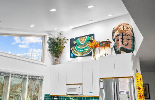 Nature-Inspired Stay with Pool, Fire Pits and More - Foto 59