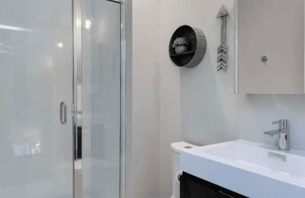 Luxe 4bdr w/ Balcony & Parking, 10 Mins to Broadway 9th Avenue by Avantstay - Foto 33