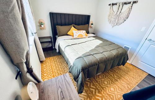 Colorful Comfort 3 Bedroom Home with Fenced yard - Foto 30