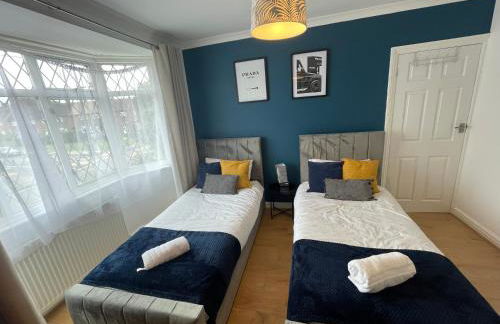 5 Bed Haven - Off Street Parking - Pool Table - Photo 14