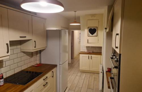 L & J ESCAPES- 4 BEDROOMs SUITABLE FOR CONTRACTORS AND FAMILIES- LARGE PRIVATE PARKING-10 MINUTES TO M6 JUNCTION 9 - Foto 12