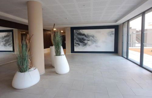 T2 Charmant, spacieux parking privé tram et metro - Foto 2