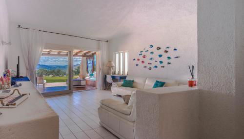 GuestHost - Villa With Private Garden, Parking & Shared Pool! - Foto 2