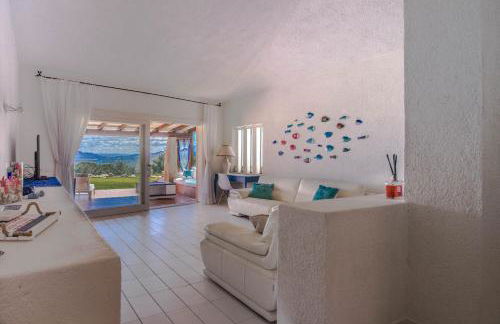 GuestHost - Villa With Private Garden, Parking & Shared Pool! - Foto 2
