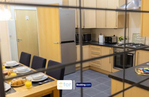 Large 2 Bedroom Apartment By The One Retreats Short Lets & Serviced Accommodation Horley Close To Gatwick Airport - Foto 16