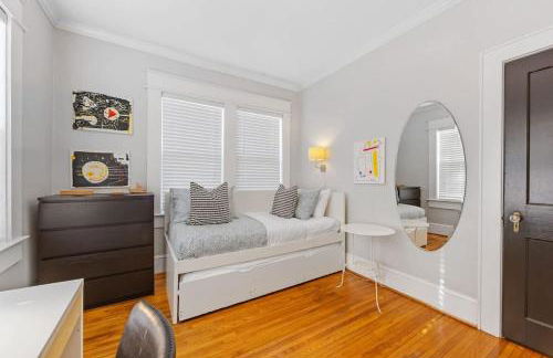 Vibrant and Cozy 2BR near Uptown with Balcony - Foto 3