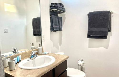 NEW! 5 min from Mall, Airport, and Dinning! - Foto 6