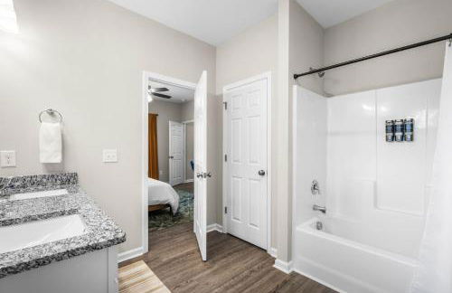 Charming 5bd - BBQ - Deck- 4mins Duke University - Photo 44