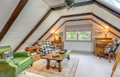 Enchanting Highlands Cottage with Pond and Waterfall - Foto 11