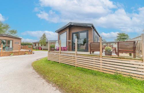 Tastefully decorated lodge on popular holiday park, easy access to Lakes and Dales and free parking - Foto 4
