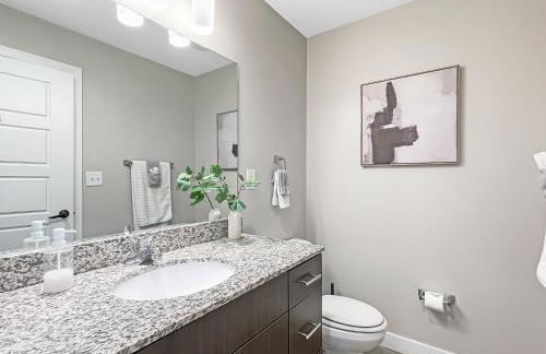 Large 1 Bed apt in the Heart of Downtown - Photo 5