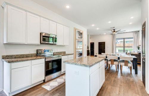 Montgomery Home with Pond Access, Fire Pit and More! - Foto 3