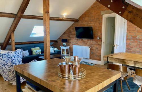 Windows over Stroud - 2BR Penthouse in Historic Building - Foto 13