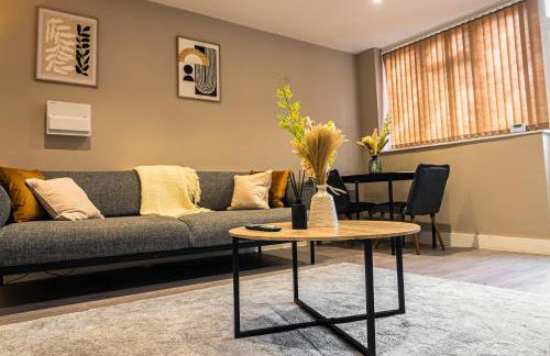 Stylish Flat in Wolverhampton - Short and long Stay with Free Parking - Photo 11