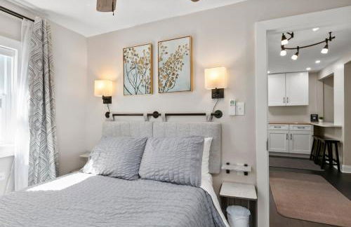 Modern & Cozy on Private Lane, Minutes to Airport - Foto 35