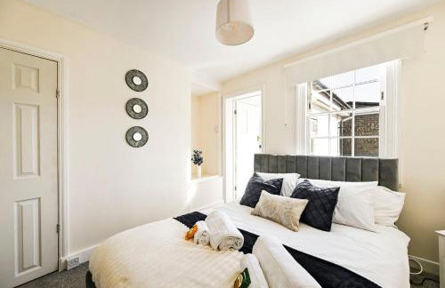 Central Canterbury Gem New Refreshed Decor Sunny Deck Outdoor Furniture FREE Parking 2BR 2BA TOP Location - Foto 2