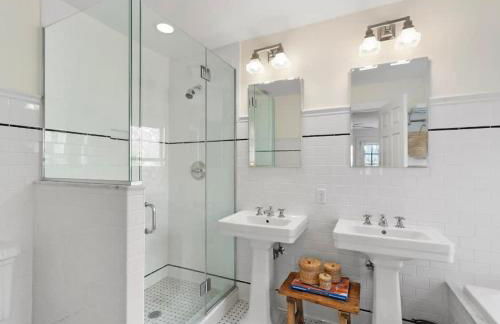 Luxury Sag Harbor Home with Heated Pool & Charm - Foto 21