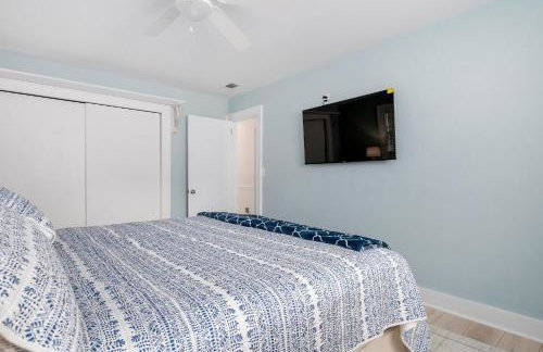 Coastal Vibes! Tropical heated pool home short drive to the beach - Foto 25