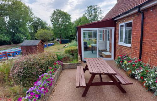 Waterside Cottage - Sleeps 11 on Grand Union Canal - Photo 21